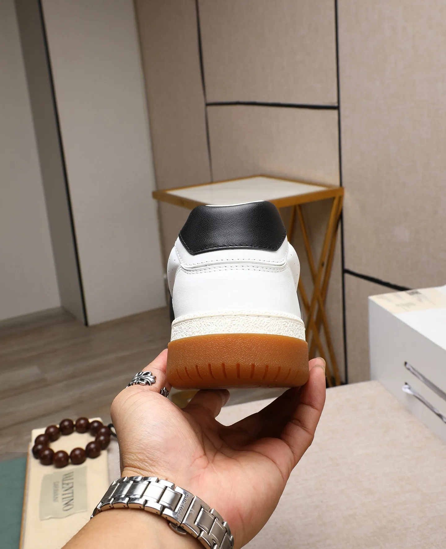 Men's shoes 💰740 [Valentino] Couple model, size: ▪️Size: Women's model 35-40 Men's model 39-44 (45 customized) Valentino Valentino Couple model Joie de Jouer series Velcro Thick sole Bread shoes Couple model Casual sneakers White shoes Original purchase and development Production Joie de Jouer series The style is simple but not out of style. The pure white base is paired with fresh green and soft beige, and the unique Velcro design highlights your personality. Every detail tells fashion and quality. Wear it, take a confident step, and start the trend journey. Delivered in exquisite packaging🛍📦 ▪️Material: Original custom imported first-layer cowhide ▪️Inner lining: Original custom made soft sheepskin lining ▪️Outsole: Original open-molded non-slip TPU material ▪️Sole thickness: 3.5CM